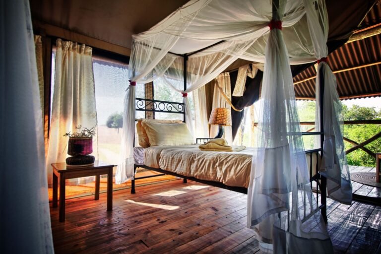 Tanzania-Tailormade-Tours-Tarangire-River-Camp_Room-1600x1067